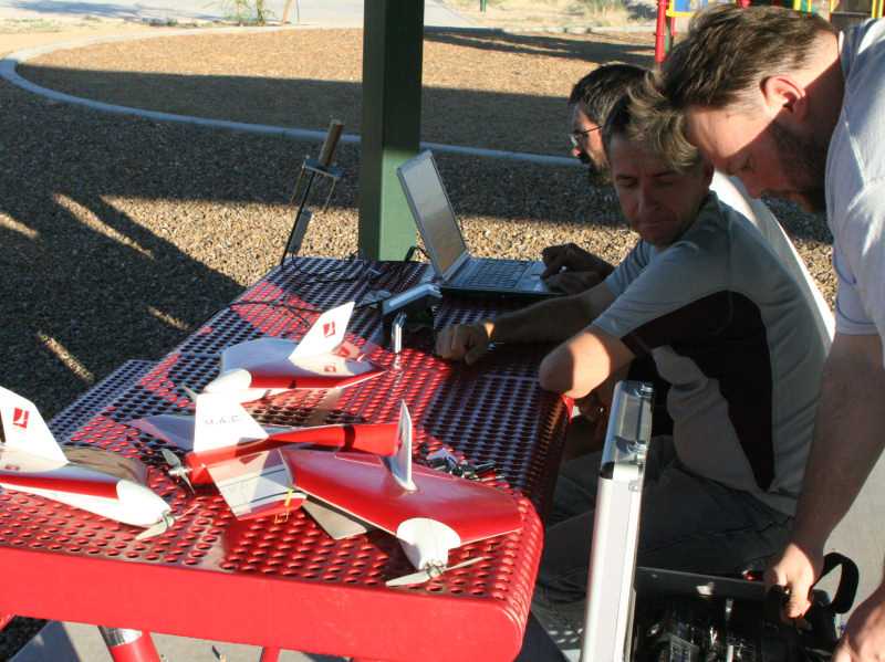 File:Table full of pprz.jpg