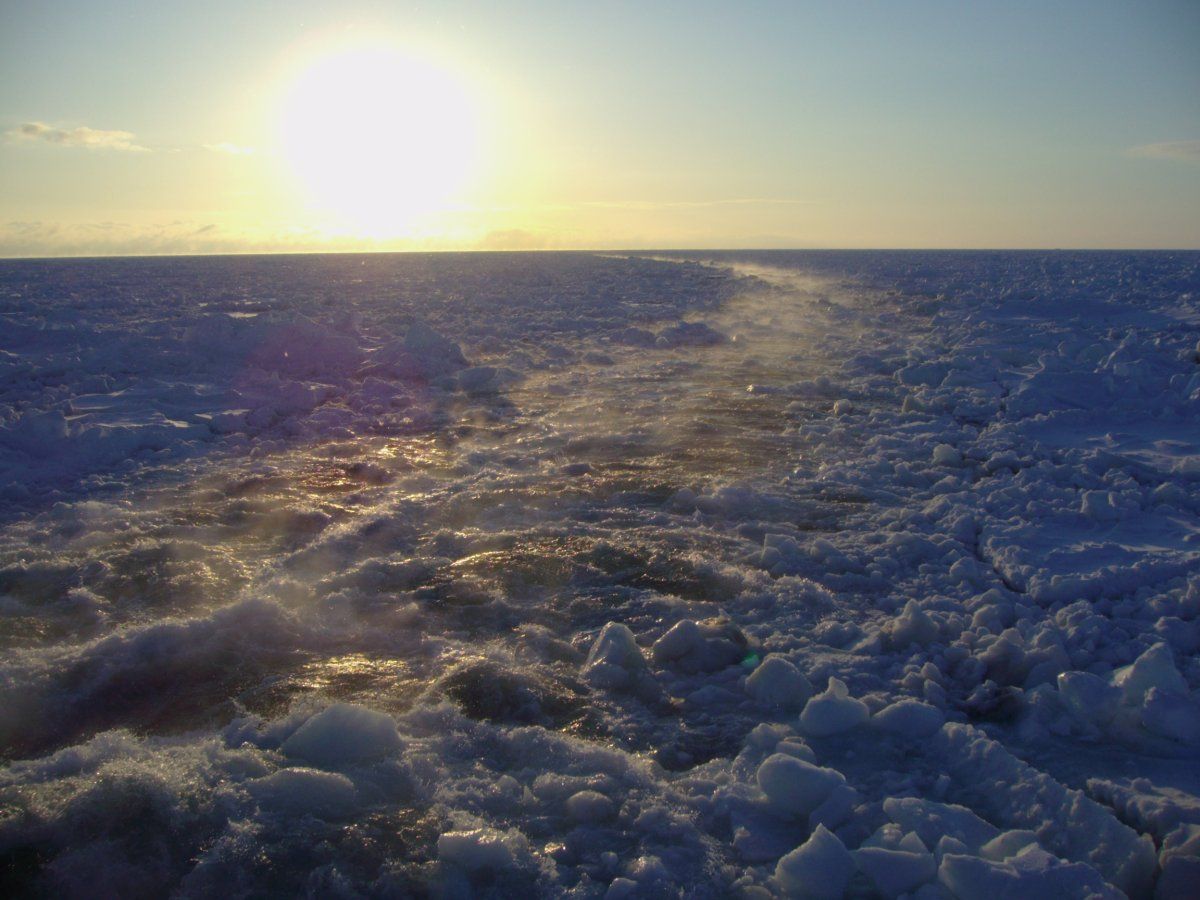 File:Breaking ice.jpg